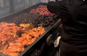 Asado en la concentración: Dibu Martínez mostró la cena que va a compartir la selección argentina imagen-2
