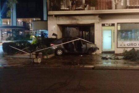 Fuerte choque en Recoleta: un auto se incrustó en el frente de un edificio en la avenida Alvear imagen-7