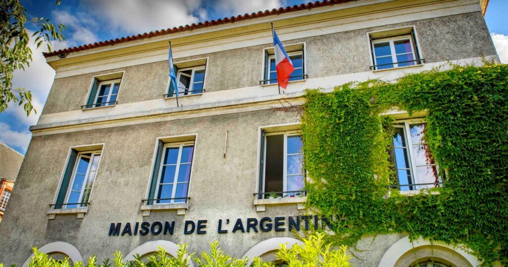 Echan a estudiantes y profesores de la casa Argentina en París por participar de los actos del 24 de marzo imagen-99