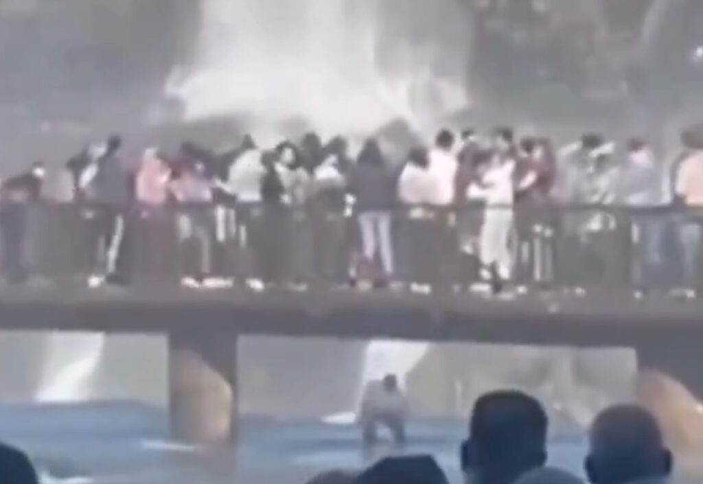 Un turista se arrojó a las aguas de las Cataratas del Iguazú para recuperar su celular imagen-4