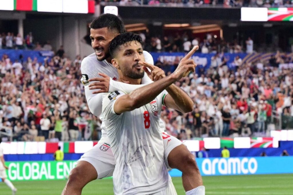 Un futbolista de Irán festejó el gol del empate contra Nueva Zelanda con un gesto de disparos hacia la tribuna Un futbolista de Irán festejó el gol del empate contra Nueva Zelanda con un gesto de disparos hacia la tribuna imagen-5