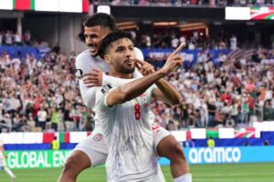 Un futbolista de Irán festejó el gol del empate contra Nueva Zelanda con un gesto de disparos hacia la tribuna imagen-2