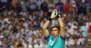 Video: Dibu Martínez ordenó una "segunda barrera" antes del gol de Gio Lo Celso y se volvió viral imagen-2