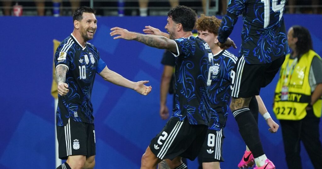 Argentina se dio el lujo de hacer pruebas en pleno Mundial y Messi, en apenas media hora, aprovechó para agrandar aún más su leyenda imagen-98