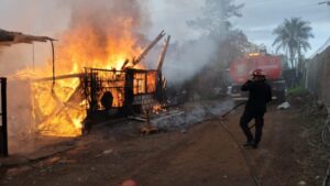 Devastador incendio dejó a dos familias sin nada en Posadas imagen-2
