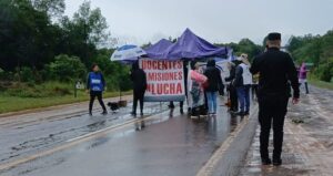 Docentes levantaron el corte sobre la Ruta 12, pero siguen con la protesta Docentes levantaron el corte sobre la Ruta 12, pero siguen con la protesta imagen-2