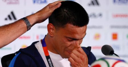 Un excompañero de Messi lloró en la previa del debut de Paraguay y Gustavo Alfaro lo consoló: “Es lo que sentimos todos” imagen-4