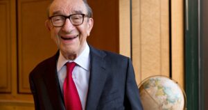 Alan Greenspan, 100 años: "El capitalismo se basa en el interés propio y la autoestima; considera la integridad y la confiabilidad como virtudes cardinales y las recompensa en el mercado, exigiendo así que los hombres sobrevivan mediante la virtud, no los vicios" imagen-4
