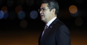 Entrevista exclusiva: Fue presidente, lo condenaron a 45 años de cárcel en EE.UU. por traficar 400 toneladas de cocaína y Trump lo indultó Entrevista exclusiva: Fue presidente, lo condenaron a 45 años de cárcel en EE.UU. por traficar 400 toneladas de cocaína y Trump lo indultó imagen-4