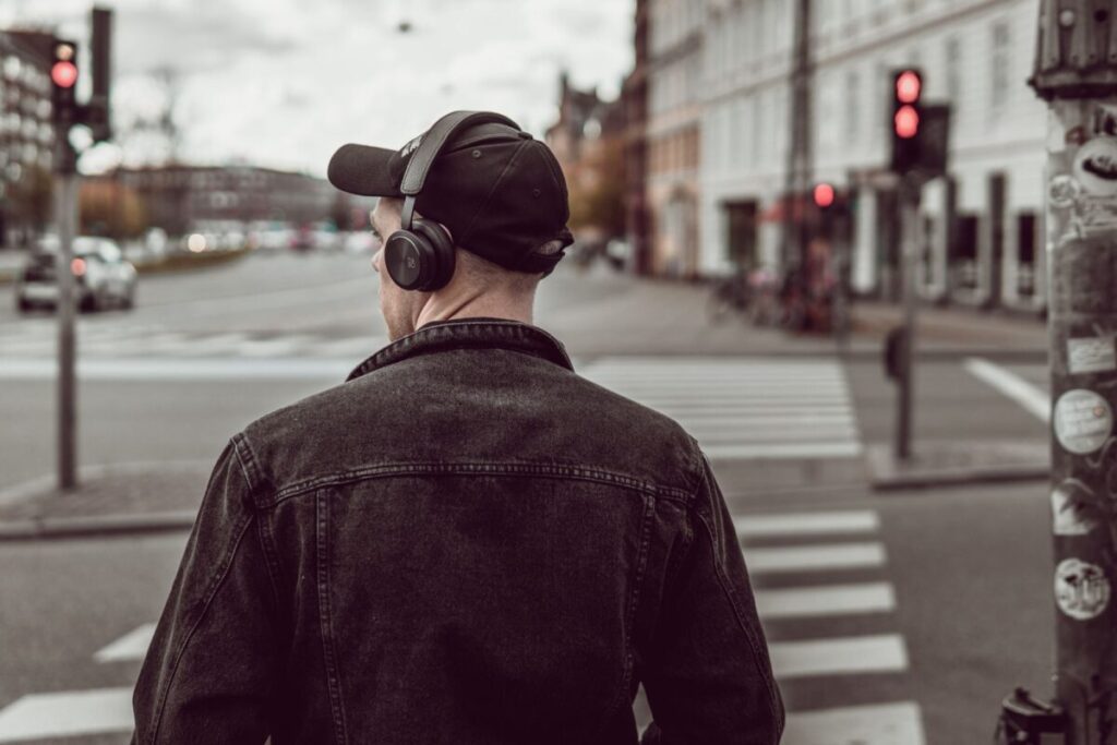 Qué dice la psicología de las personas que escuchan siempre las mismas canciones Qué dice la psicología de las personas que escuchan siempre las mismas canciones imagen-93