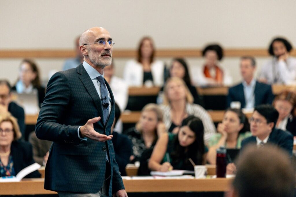 Arthur Brooks, catedrático de Harvard: “Las personas más felices son las que nunca dejan de aprender” imagen-99