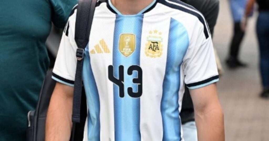 El ranking futbolero de Colapinto: chicaneó a River, le pidió perdón a Riquelme y no dudó en el #1 El ranking futbolero de Colapinto: chicaneó a River, le pidió perdón a Riquelme y no dudó en el #1 imagen-5