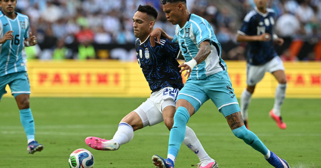 Todo de Lautaro: gol de penal, asistencia de taco y Scaloni feliz imagen-4