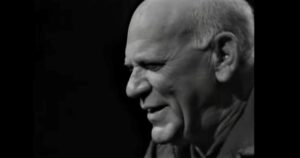 Eric Hoffer, filósofo: "Quien muerde la mano que le da de comer suele lamer la bota que le patea" imagen-3
