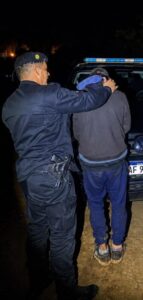 Encapuchado intentó huir de la policía y terminó detenido con mercadería robada imagen-4