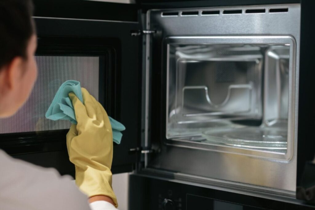 El truco casero para sacar la grasa del horno con dos ingredientes que seguro tenés en casa imagen-4
