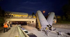 Choque de trenes en Múnich: un muerto y vagones caídos sobre la calle tras una colisión en un puente imagen-4