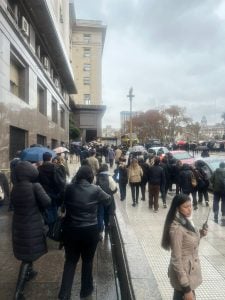 Evacuaron el Ministerio de Economía por una amenaza de bomba Evacuaron el Ministerio de Economía por una amenaza de bomba imagen-7