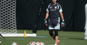 Gran noticia: Dibu entrena con guantes a cinco días del debut Gran noticia: Dibu entrena con guantes a cinco días del debut imagen-2