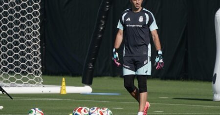 Gran noticia: Dibu entrena con guantes a cinco días del debut Gran noticia: Dibu entrena con guantes a cinco días del debut imagen-15