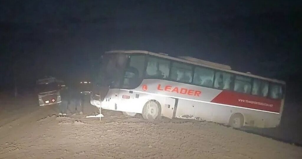 Casi una tragedia sobre la Ruta 6: un micro con 41 pasajeros desbarrancó y quedó colgado al vacío por más de cinco horas imagen-97