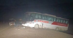 Casi una tragedia sobre la Ruta 6: un micro con 41 pasajeros desbarrancó y quedó colgado al vacío por más de cinco horas imagen-2