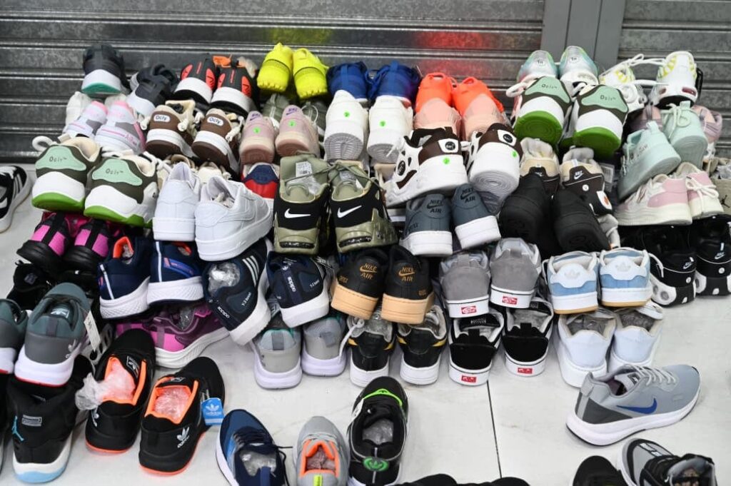 Secuestran 2700 pares de zapatillas de contrabando en una galería comercial de Retiro imagen-5
