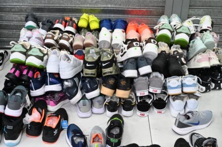 Secuestran 2700 pares de zapatillas de contrabando en una galería comercial de Retiro imagen-9
