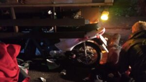 Motociclista herido tras impactar contra un camión estacionado en Posadas Motociclista herido tras impactar contra un camión estacionado en Posadas imagen-1