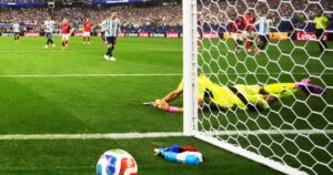Video: tras el penal por VAR, el penal errado por Messi con mérito del arquero Schlager Video: tras el penal por VAR, el penal errado por Messi con mérito del arquero Schlager imagen-2