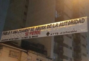 Lo echaron por mala conducta, llevó el reclamo a la Justicia y colgó un pasacalles frente al colegio imagen-3