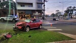 Perdió el control del auto y terminó contra una columna en una rotonda de Posadas imagen-2