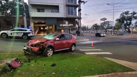 Perdió el control del auto y terminó contra una columna en una rotonda de Posadas imagen-6