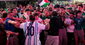 Golpes de puño y patadas voladoras: hinchas de Argentina y Argelia se enfrentaron en las calles de Nueva York Golpes de puño y patadas voladoras: hinchas de Argentina y Argelia se enfrentaron en las calles de Nueva York imagen-1