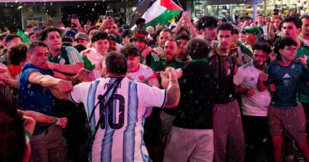 Golpes de puño y patadas voladoras: hinchas de Argentina y Argelia se enfrentaron en las calles de Nueva York imagen-19