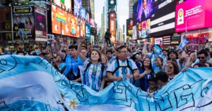 Fotos: el tremendo banderazo de los hinchas argentinos en Times Square imagen-1