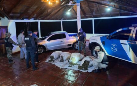Puerto Esperanza: Prefectura secuestró más de 54 kilos de marihuana y detuvo a dos personas imagen-68