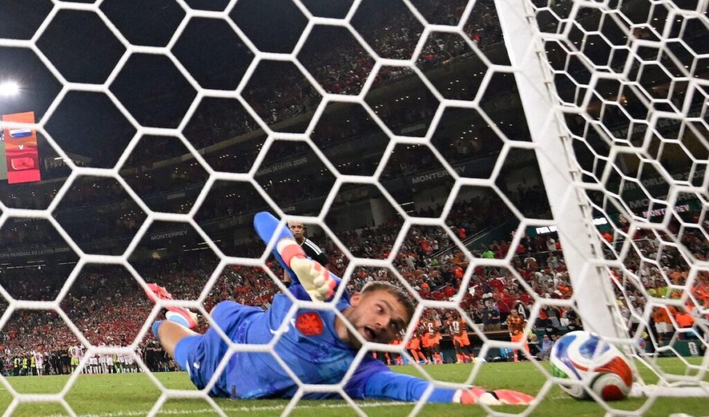 VIDEO: la atajada “a lo Dibu” del arquero de Países Bajos y el insólito autogol que eliminó a su selección en los penales imagen-98