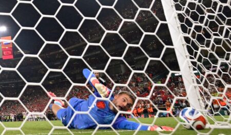 VIDEO: la atajada “a lo Dibu” del arquero de Países Bajos y el insólito autogol que eliminó a su selección en los penales imagen-22