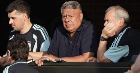 Claudio Tapia, con los tapones de punta ante una información de Gastón Edul imagen-16