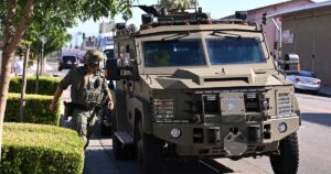 Un hombre se atrincheró con rehenes dentro de un banco en California y tiene en jaque al FBI: hay amenaza de bomba activa imagen-4