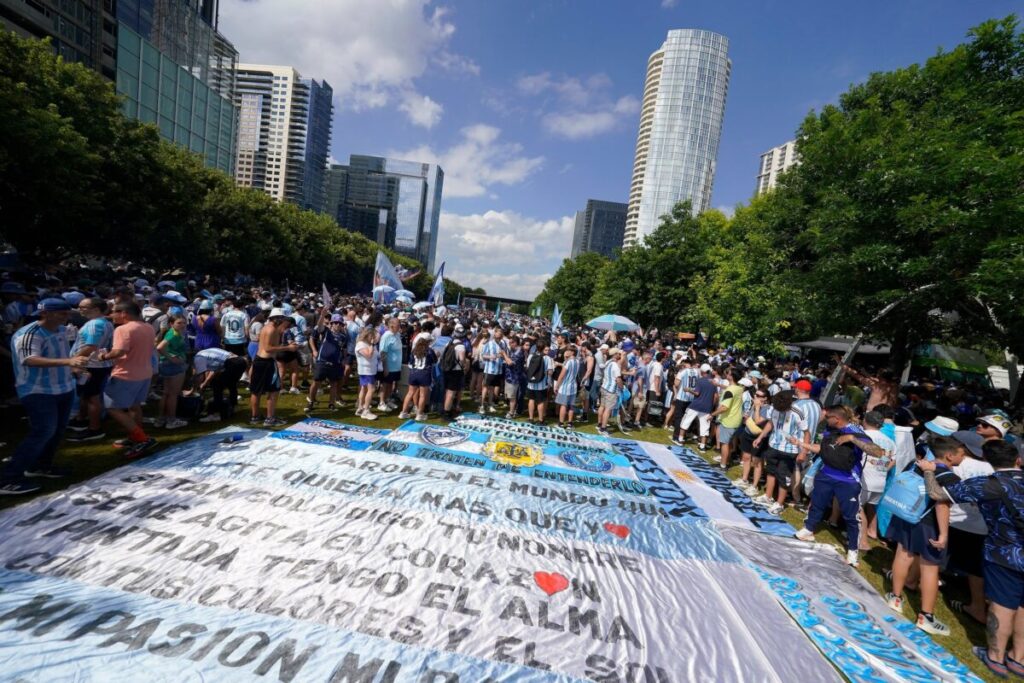 Mundial 2026: miles de argentinos desafiaron el calor con otro banderazo en Dallas imagen-5