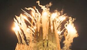 El momento en el que se iluminó por primera vez en la historia la torre de Jesucristo, la más alta de la Sagrada Familia El momento en el que se iluminó por primera vez en la historia la torre de Jesucristo, la más alta de la Sagrada Familia imagen-3
