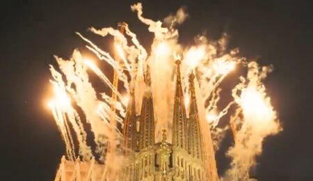 El momento en el que se iluminó por primera vez en la historia la torre de Jesucristo, la más alta de la Sagrada Familia imagen-8