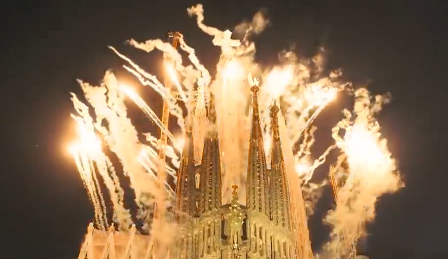 El momento en el que se iluminó por primera vez en la historia la torre de Jesucristo, la más alta de la Sagrada Familia imagen-5