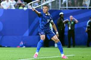 Mbappé brilló para que Francia le gane a la tormenta, a las dos horas de postergción y a Irak imagen-2