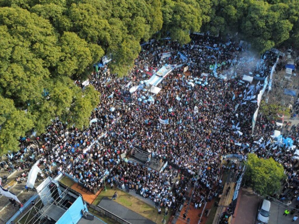 Militantes realizaron un “banderazo” en Parque Lezama para pedir la libertad de Cristina Kirchner imagen-5