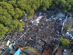 Militantes realizaron un “banderazo” en Parque Lezama para pedir la libertad de Cristina Kirchner imagen-3