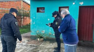 Se atrincheró con una barra de hierro, desafió a la Policía y terminó detenido tras una fuga por los techos imagen-2