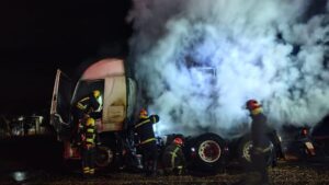 Se incendió un camión con 30 toneladas de maíz sobre la Ruta 14 y evitaron pérdidas mayores imagen-2